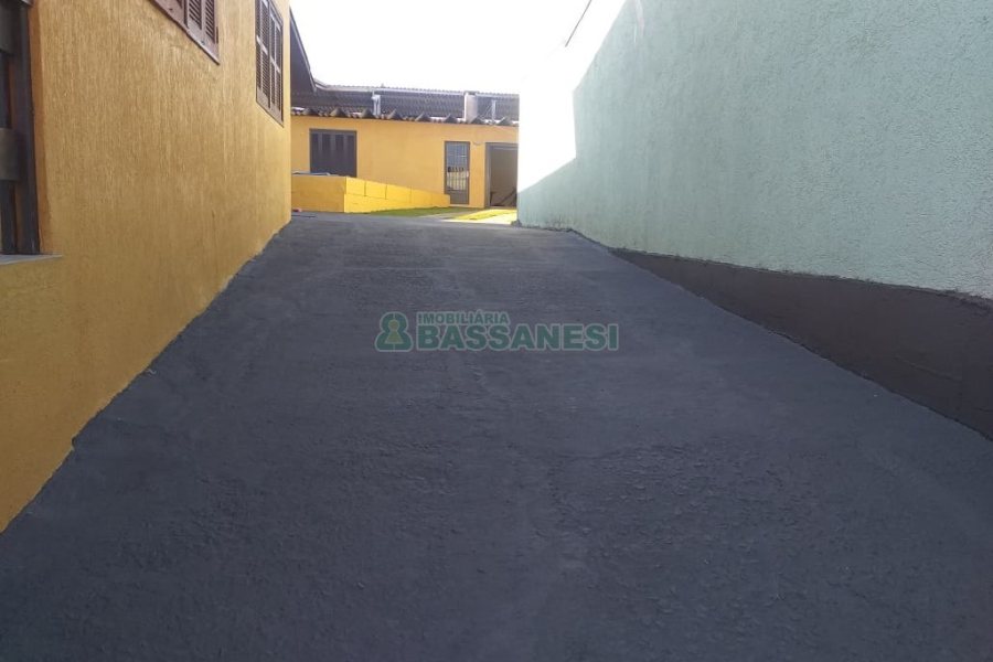 Casa com 230m², 3 dormitórios, 2 vagas, no bairro Diamantino em Caxias do Sul para Comprar