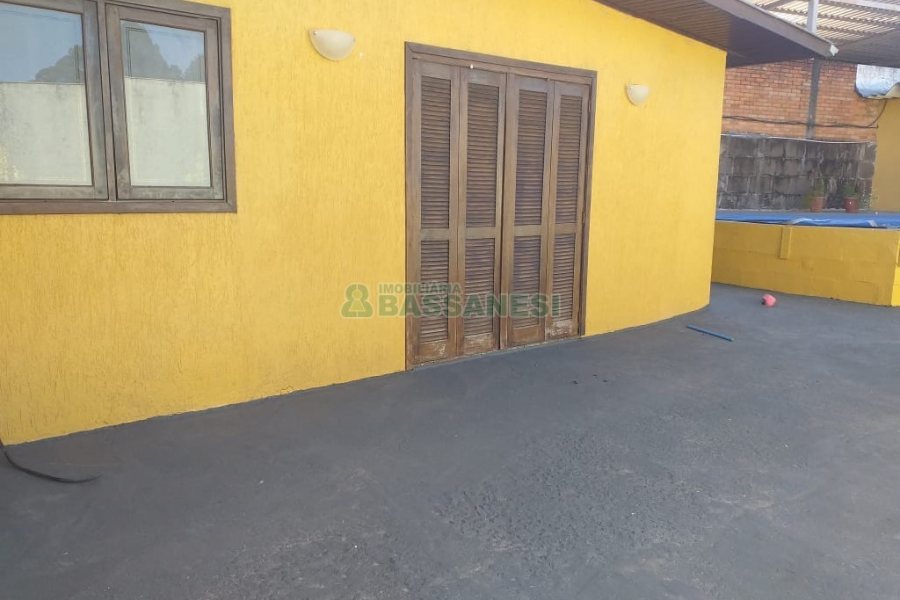 Casa com 230m², 3 dormitórios, 2 vagas, no bairro Diamantino em Caxias do Sul para Comprar