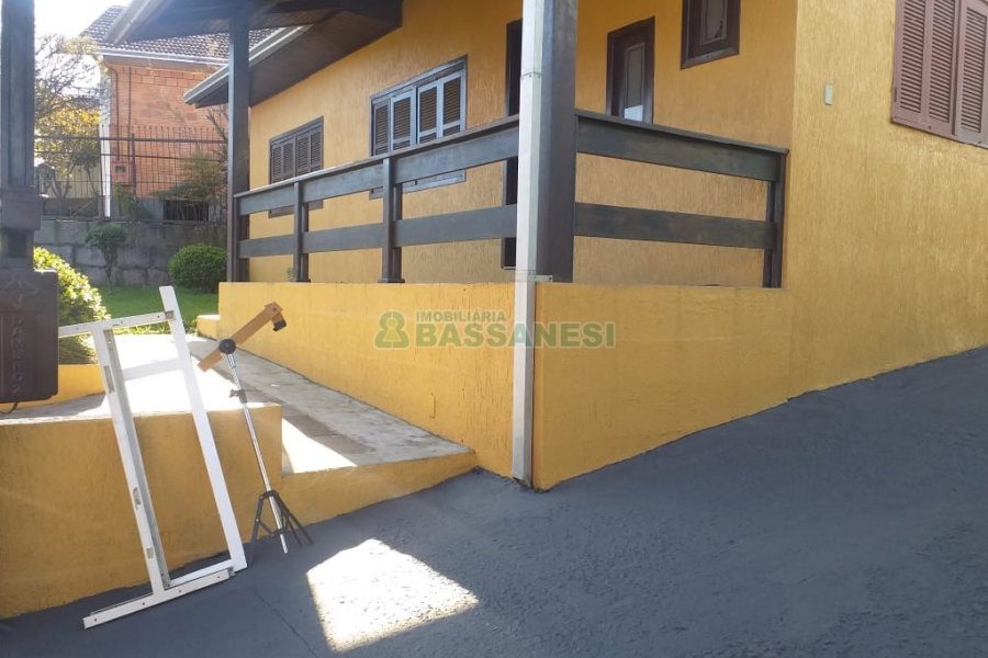 Casa com 230m², 3 dormitórios, 2 vagas, no bairro Diamantino em Caxias do Sul para Comprar