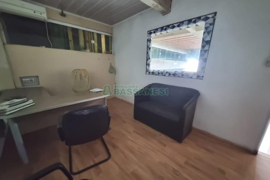 Pavilhão com 140m², no bairro Pioneiro em Caxias do Sul para Alugar