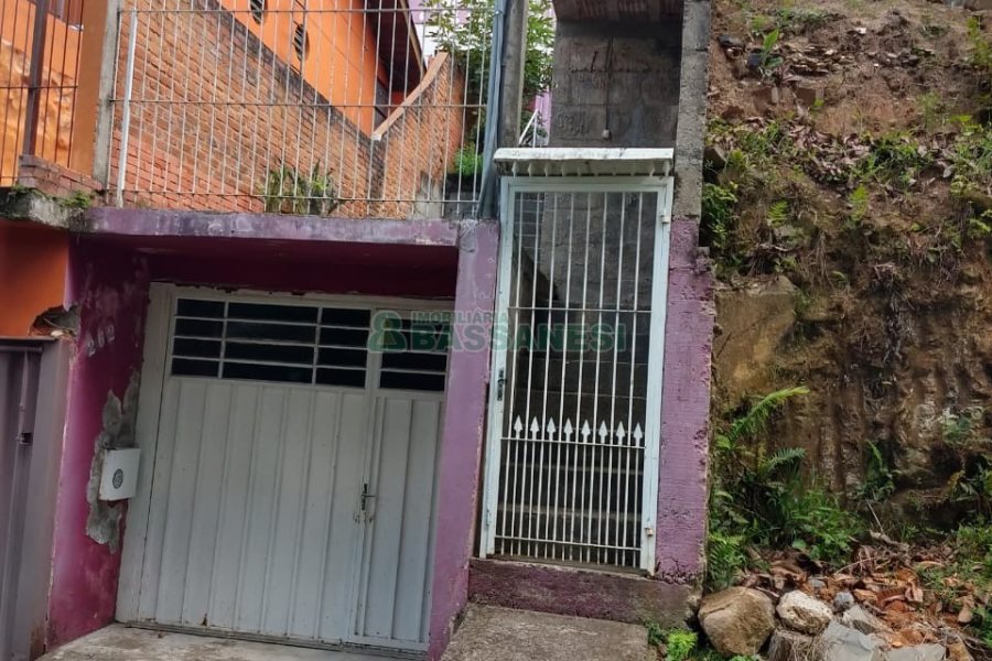 Casa com 149m², 2 dormitórios, 1 vaga, no bairro Santa Corona em Caxias do Sul para Comprar