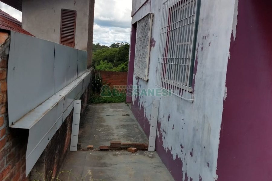 Casa com 149m², 2 dormitórios, 1 vaga, no bairro Santa Corona em Caxias do Sul para Comprar