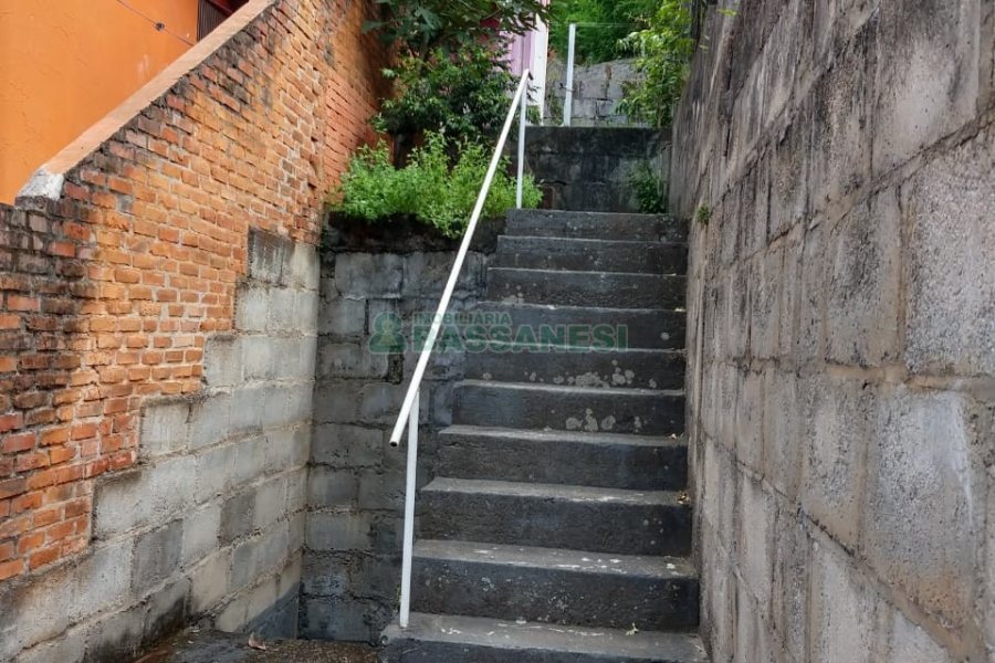 Casa com 149m², 2 dormitórios, 1 vaga, no bairro Santa Corona em Caxias do Sul para Comprar