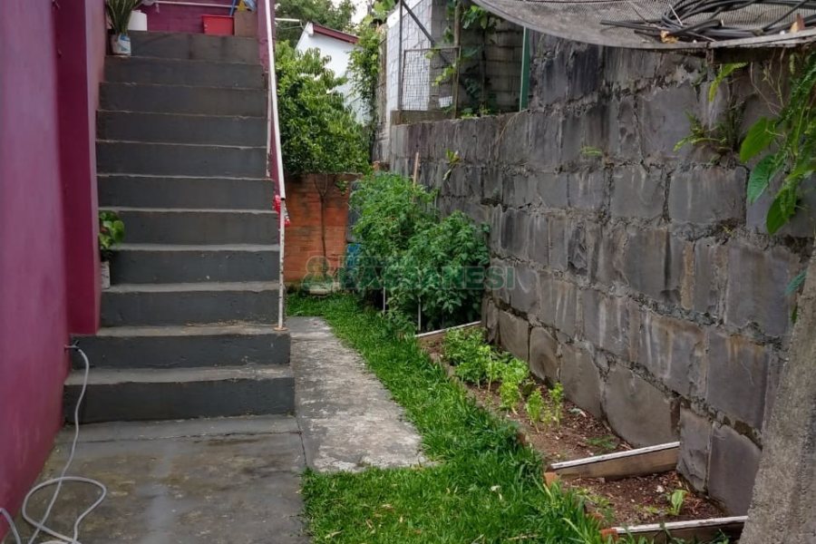 Casa com 149m², 2 dormitórios, 1 vaga, no bairro Santa Corona em Caxias do Sul para Comprar