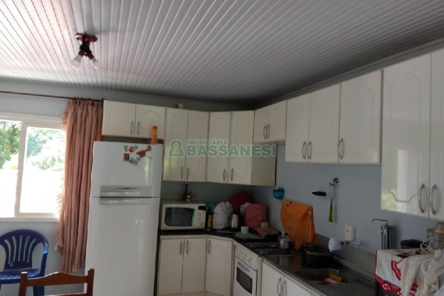 Casa com 149m², 2 dormitórios, 1 vaga, no bairro Santa Corona em Caxias do Sul para Comprar