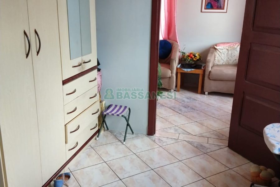 Casa com 149m², 2 dormitórios, 1 vaga, no bairro Santa Corona em Caxias do Sul para Comprar