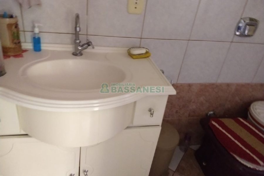 Casa com 149m², 2 dormitórios, 1 vaga, no bairro Santa Corona em Caxias do Sul para Comprar