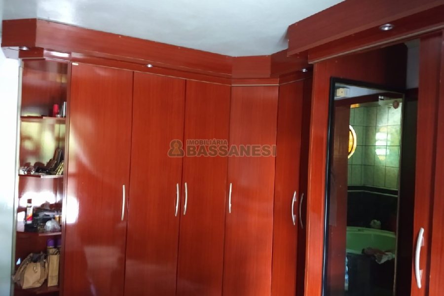 Casa com 197m², 3 dormitórios, 1 vaga, no bairro Santa Corona em Caxias do Sul para Comprar