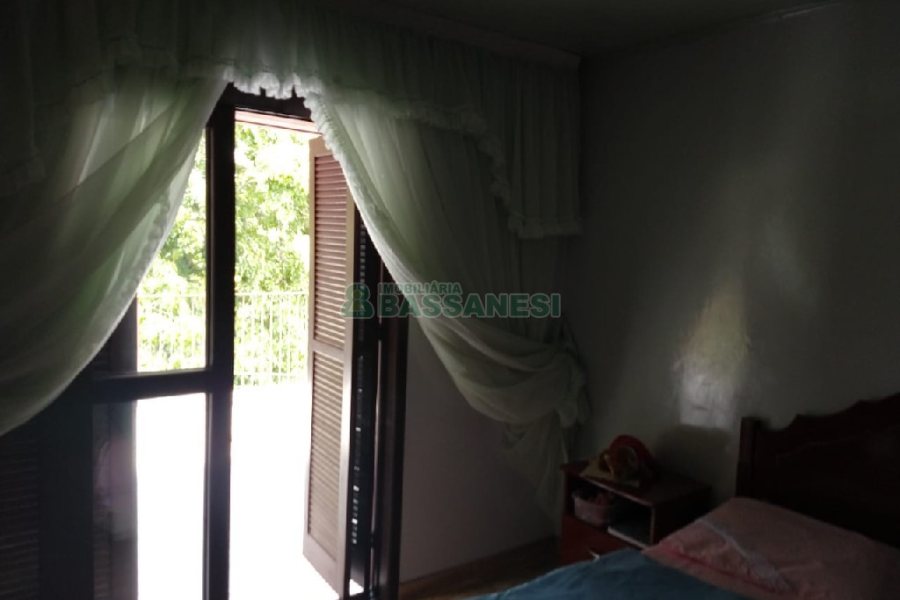 Casa com 197m², 3 dormitórios, 1 vaga, no bairro Santa Corona em Caxias do Sul para Comprar