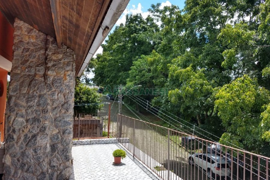 Casa com 197m², 3 dormitórios, 1 vaga, no bairro Santa Corona em Caxias do Sul para Comprar