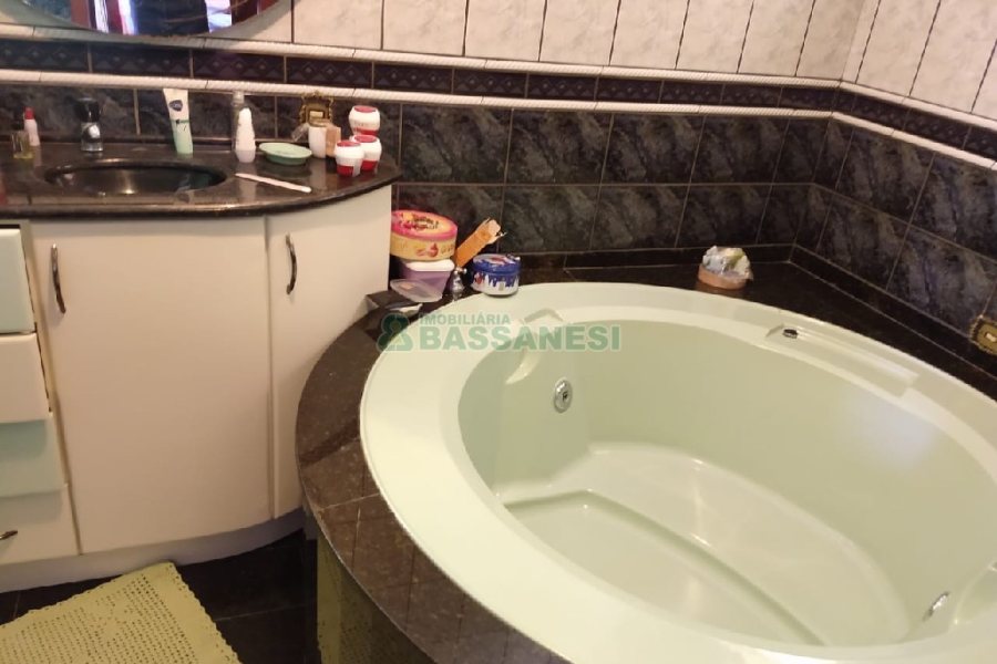 Casa com 197m², 3 dormitórios, 1 vaga, no bairro Santa Corona em Caxias do Sul para Comprar