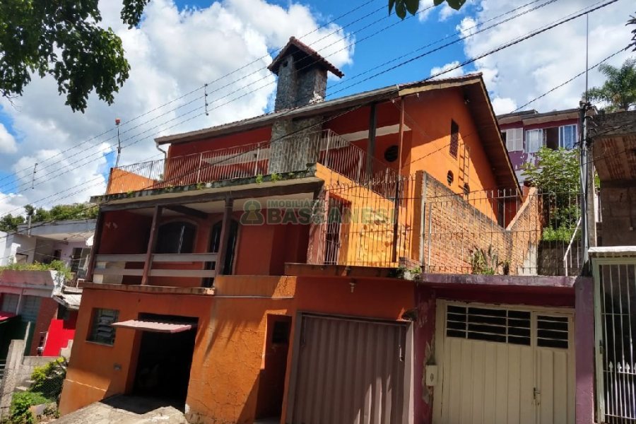 Casa com 197m², 3 dormitórios, 1 vaga, no bairro Santa Corona em Caxias do Sul para Comprar