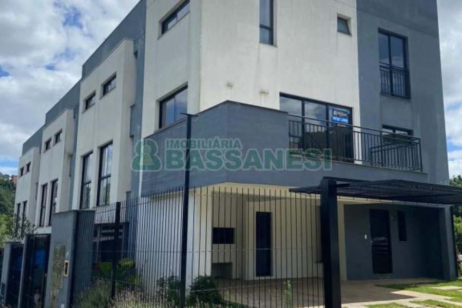 Sobrado com 92m², 2 dormitórios, 2 vagas, no bairro Nossa Senhora da Saúde em Caxias do Sul para Comprar