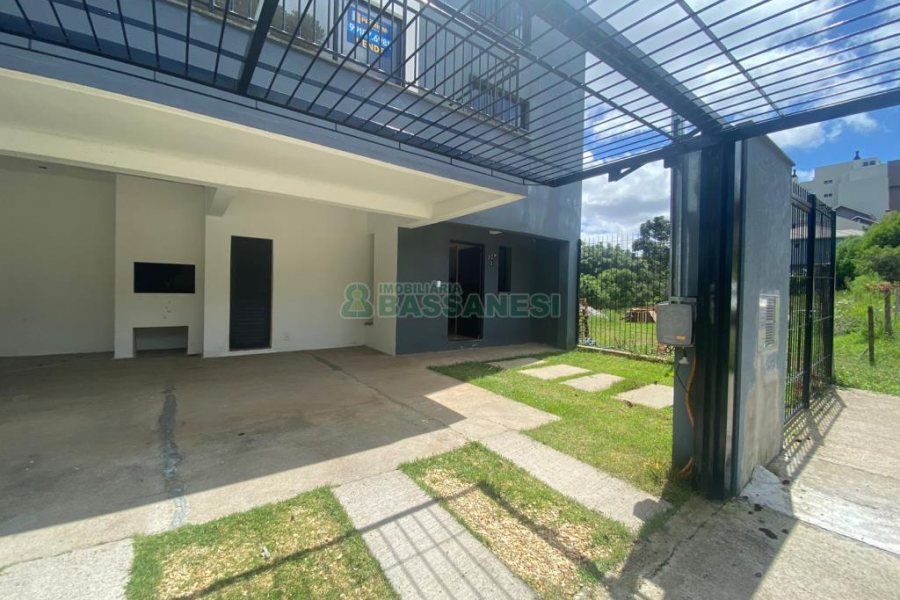 Sobrado com 92m², 2 dormitórios, 2 vagas, no bairro Nossa Senhora da Saúde em Caxias do Sul para Comprar