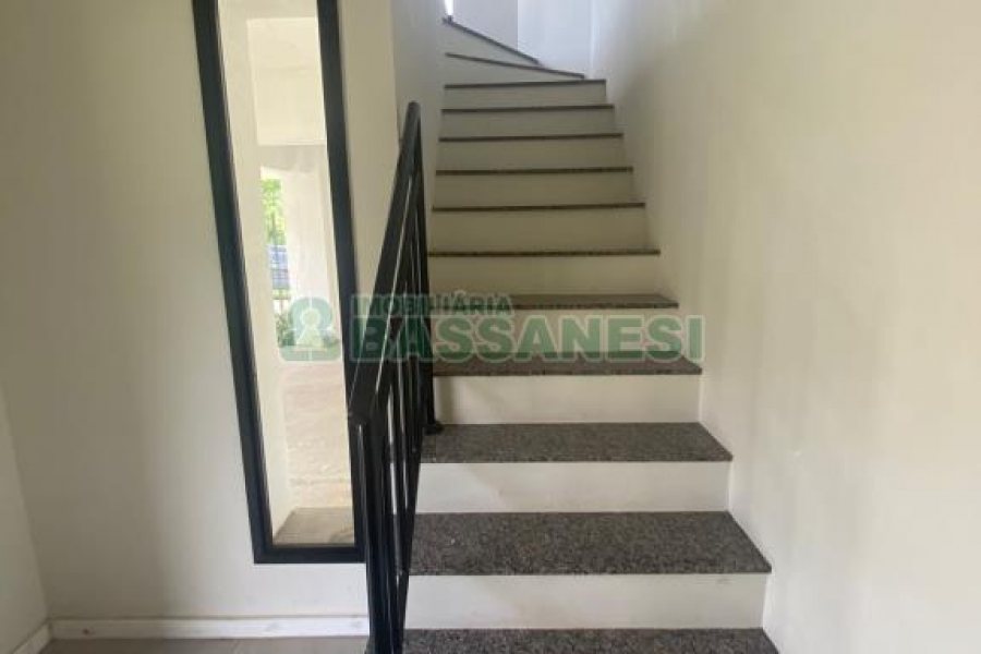 Sobrado com 92m², 2 dormitórios, 2 vagas, no bairro Nossa Senhora da Saúde em Caxias do Sul para Comprar