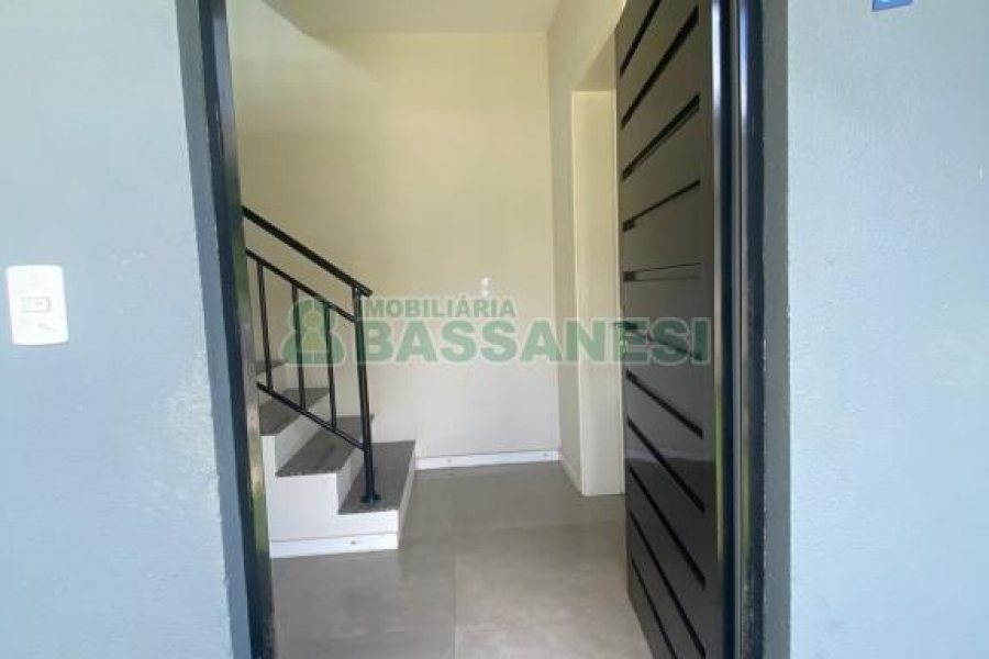 Sobrado com 92m², 2 dormitórios, 2 vagas, no bairro Nossa Senhora da Saúde em Caxias do Sul para Comprar