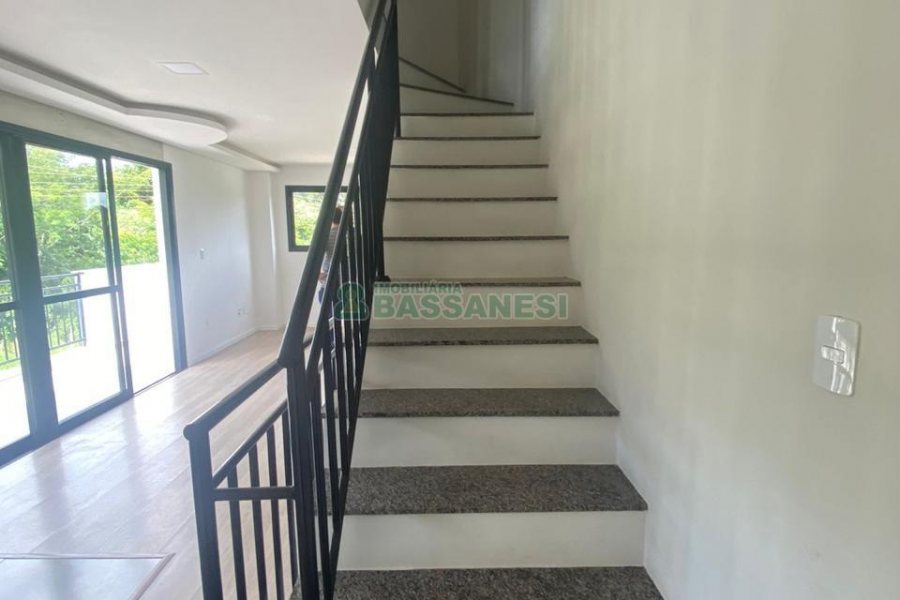 Sobrado com 92m², 2 dormitórios, 2 vagas, no bairro Nossa Senhora da Saúde em Caxias do Sul para Comprar