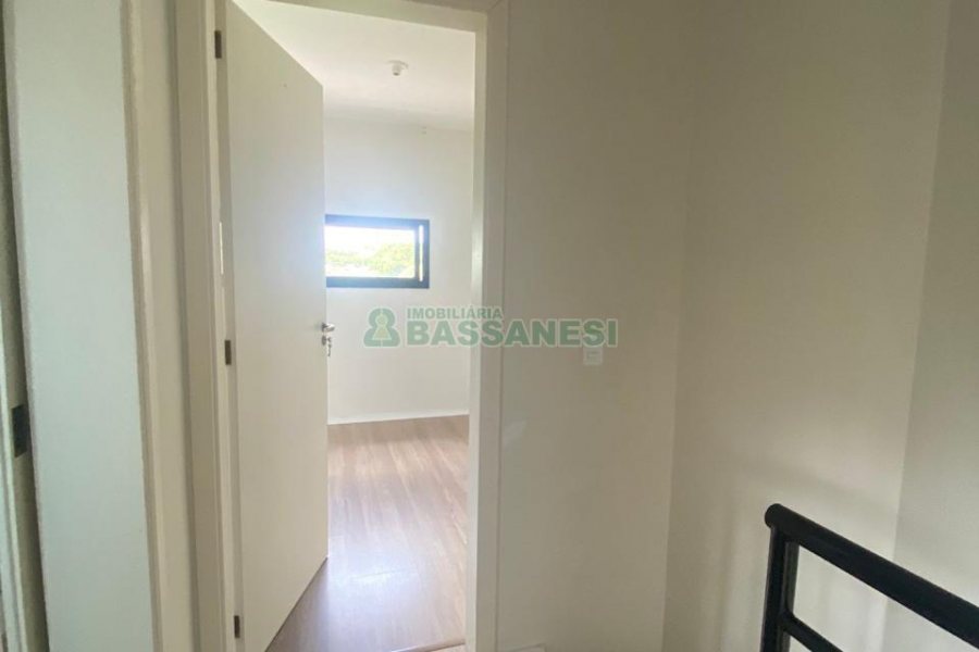 Sobrado com 92m², 2 dormitórios, 2 vagas, no bairro Nossa Senhora da Saúde em Caxias do Sul para Comprar