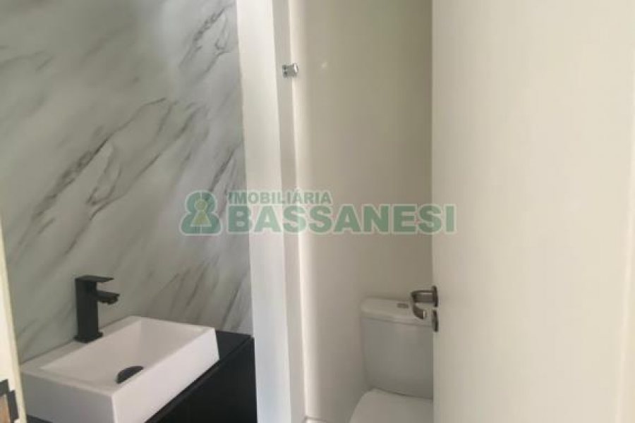 Sobrado com 92m², 2 dormitórios, 2 vagas, no bairro Nossa Senhora da Saúde em Caxias do Sul para Comprar