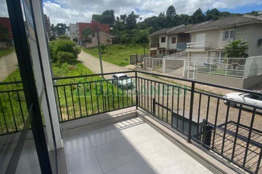 Sobrado com 92m², 2 dormitórios, 2 vagas, no bairro Nossa Senhora da Saúde em Caxias do Sul para Comprar