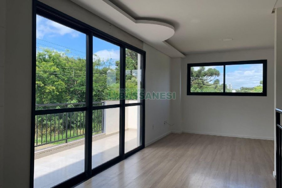 Sobrado com 92m², 2 dormitórios, 2 vagas, no bairro Nossa Senhora da Saúde em Caxias do Sul para Comprar