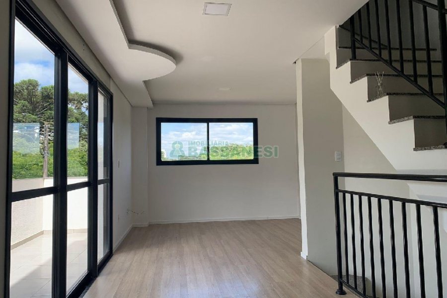 Sobrado com 92m², 2 dormitórios, 2 vagas, no bairro Nossa Senhora da Saúde em Caxias do Sul para Comprar