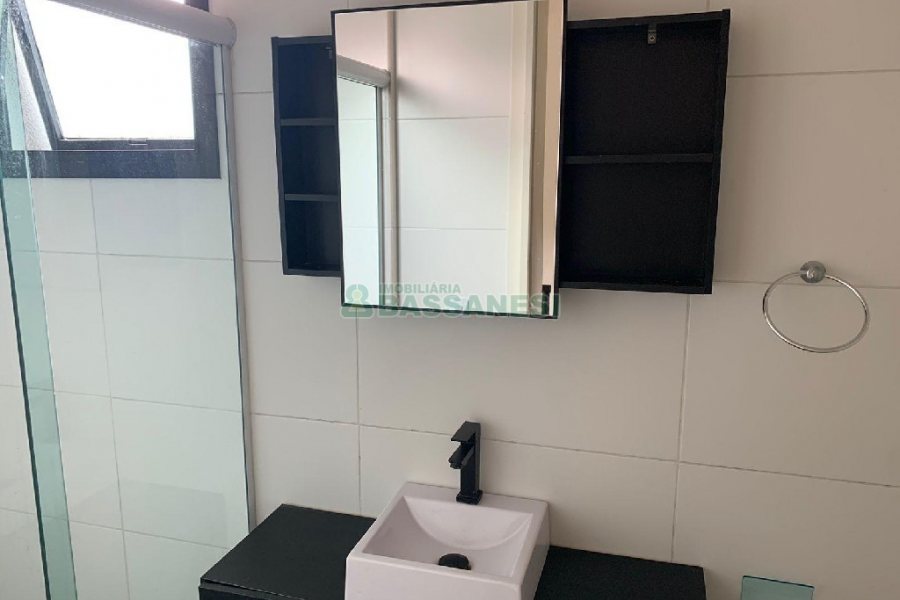 Sobrado com 92m², 2 dormitórios, 2 vagas, no bairro Nossa Senhora da Saúde em Caxias do Sul para Comprar