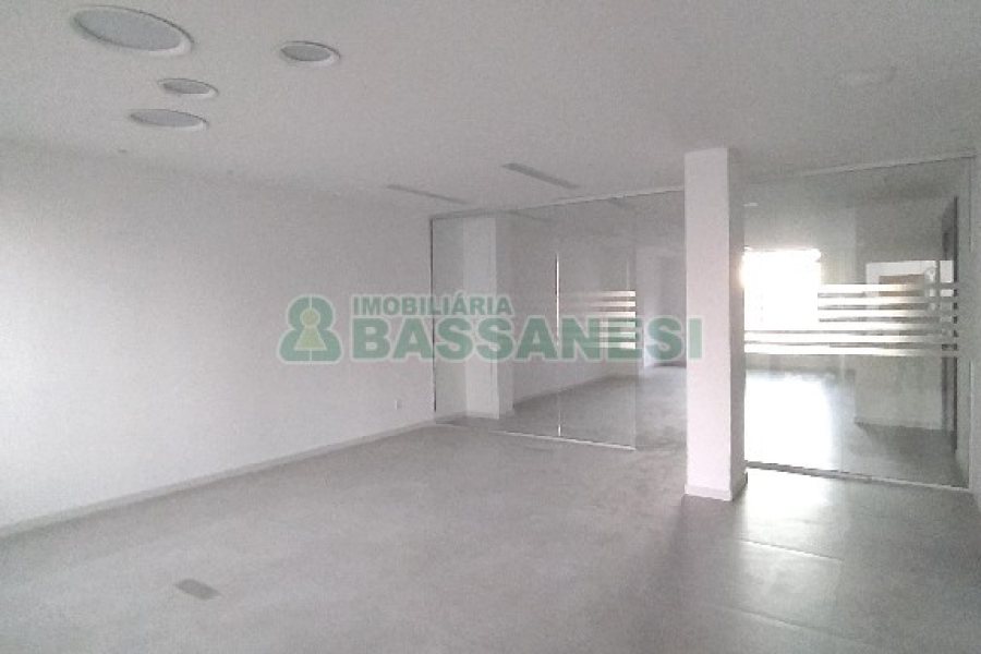 Sala com 123m², 2 vagas, no bairro Centro em Caxias do Sul para Alugar ou Comprar