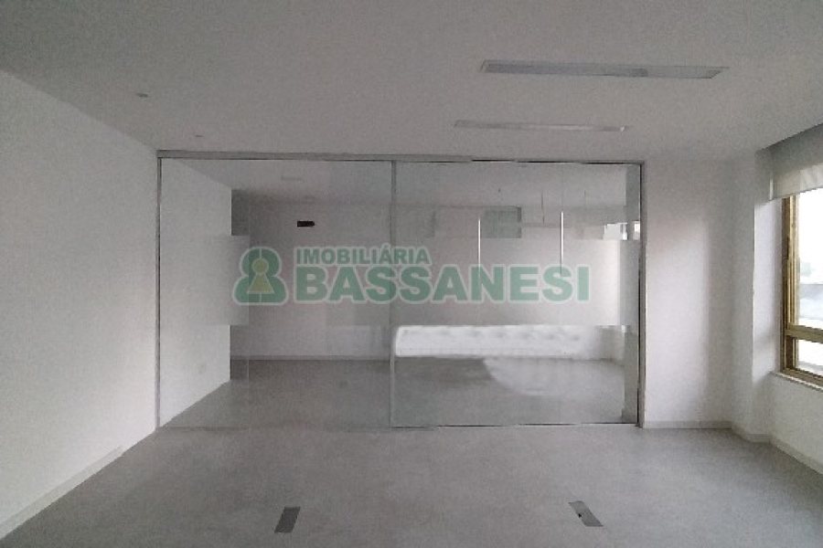 Sala com 123m², 2 vagas, no bairro Centro em Caxias do Sul para Alugar ou Comprar