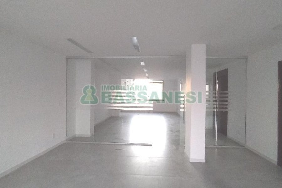 Sala com 123m², 2 vagas, no bairro Centro em Caxias do Sul para Alugar ou Comprar
