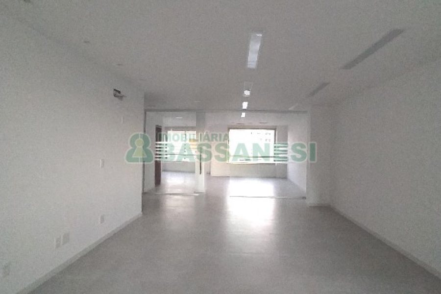Sala com 123m², 2 vagas, no bairro Centro em Caxias do Sul para Alugar ou Comprar