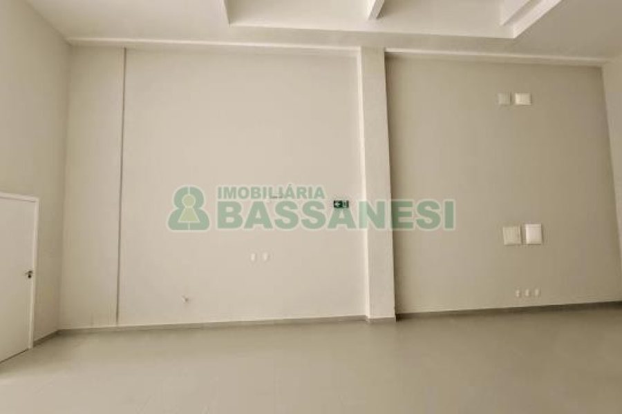 Loja com 100m², no bairro Madureira em Caxias do Sul para Alugar