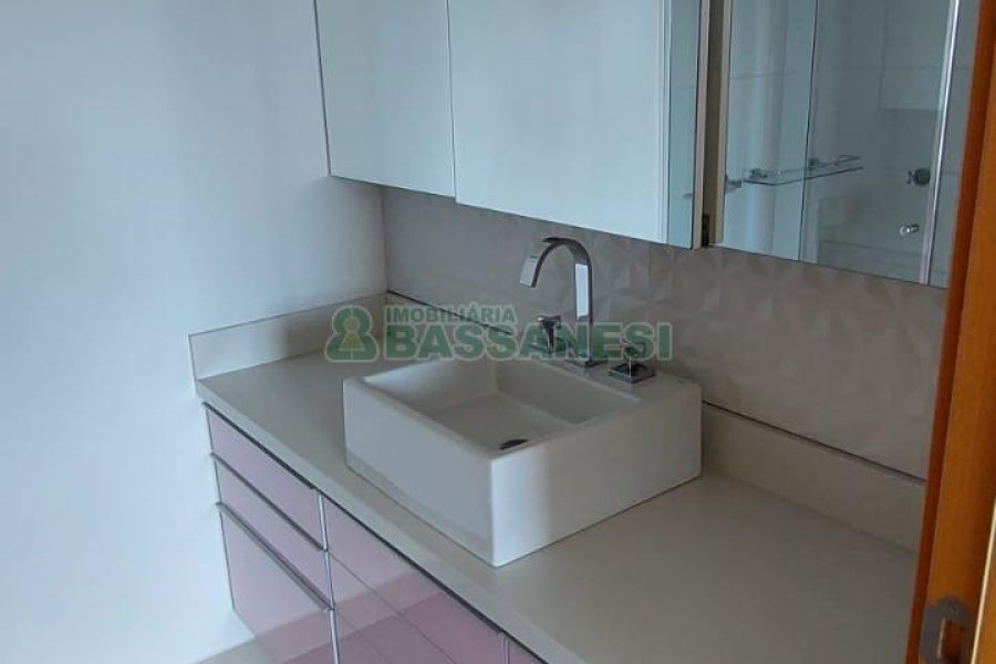 Apto Mobiliado com 71m², 2 dormitórios, 2 vagas, no bairro Madureira em Caxias do Sul para Alugar
