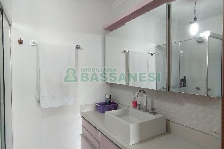 Apto Mobiliado com 71m², 2 dormitórios, 2 vagas, no bairro Madureira em Caxias do Sul para Alugar