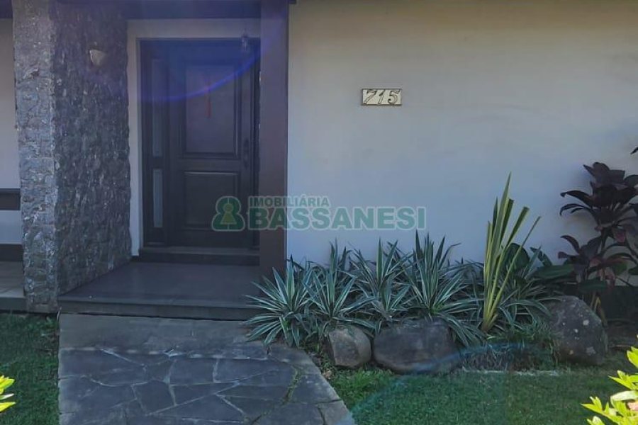 Casa com 407m², 3 dormitórios, 4 vagas, no bairro Bela Vista em Caxias do Sul para Alugar