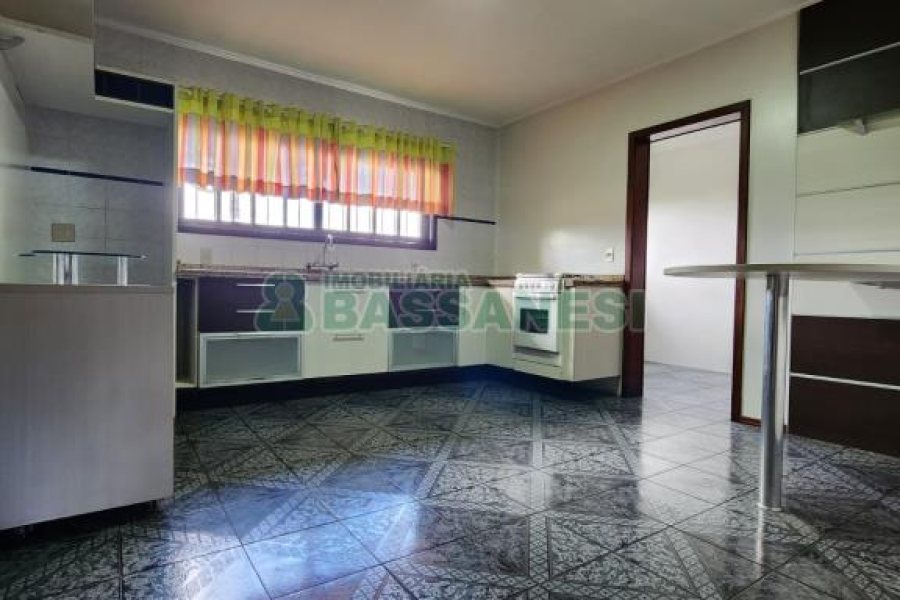 Casa com 407m², 3 dormitórios, 4 vagas, no bairro Bela Vista em Caxias do Sul para Alugar