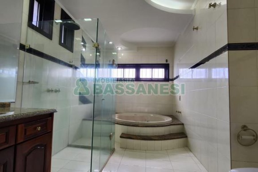 Casa com 407m², 3 dormitórios, 4 vagas, no bairro Bela Vista em Caxias do Sul para Alugar