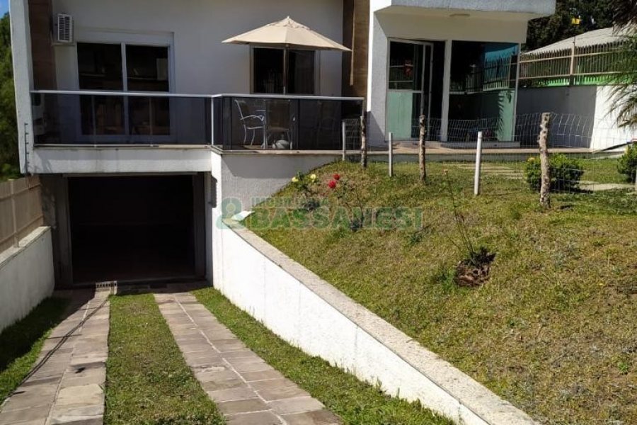 Casa Mobiliada com 450m², 3 dormitórios, 4 vagas, no bairro Charqueadas em Caxias do Sul para Alugar