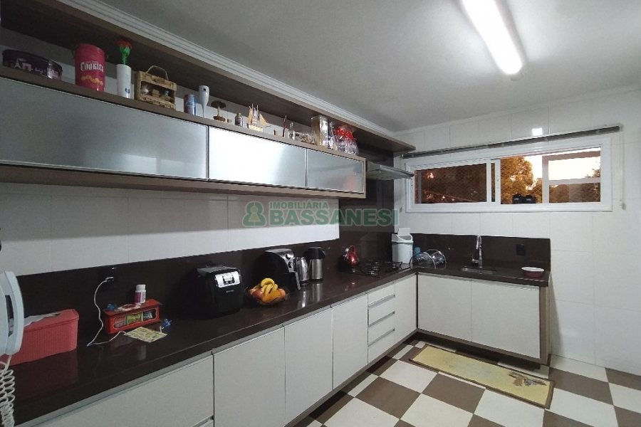 Casa Mobiliada com 450m², 3 dormitórios, 4 vagas, no bairro Charqueadas em Caxias do Sul para Alugar