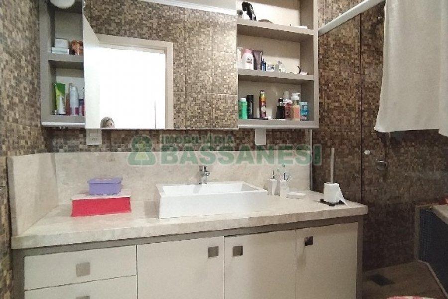 Casa Mobiliada com 450m², 3 dormitórios, 4 vagas, no bairro Charqueadas em Caxias do Sul para Alugar