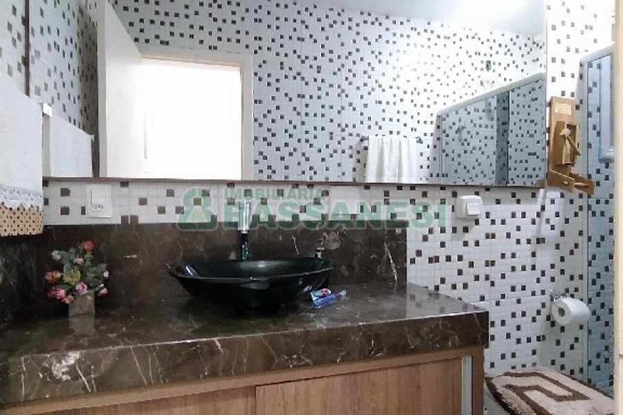 Casa Mobiliada com 450m², 3 dormitórios, 4 vagas, no bairro Charqueadas em Caxias do Sul para Alugar