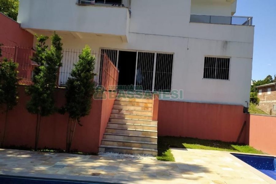 Casa Mobiliada com 450m², 3 dormitórios, 4 vagas, no bairro Charqueadas em Caxias do Sul para Alugar