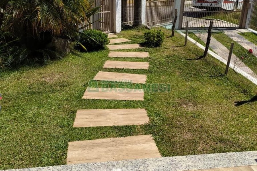 Casa Mobiliada com 450m², 3 dormitórios, 4 vagas, no bairro Charqueadas em Caxias do Sul para Alugar