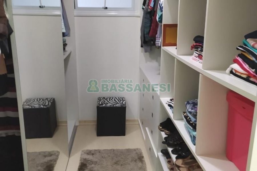 Casa Mobiliada com 450m², 3 dormitórios, 4 vagas, no bairro Charqueadas em Caxias do Sul para Alugar