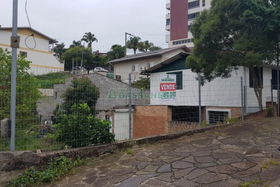 Terreno com 330m², no bairro Marechal Floriano em Caxias do Sul para Comprar