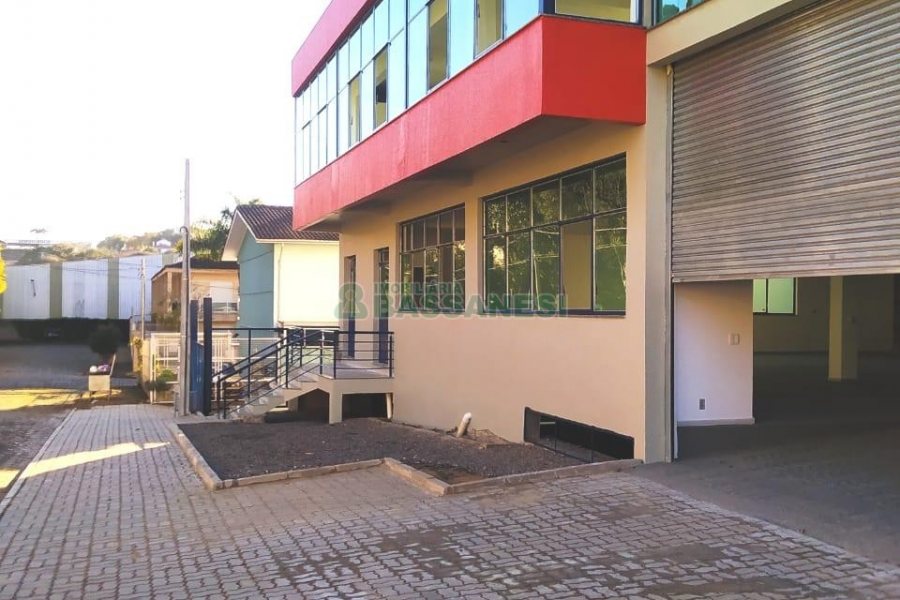 Pavilhão com 1400m², 15 vagas, no bairro Ana Rech em Caxias do Sul para Alugar