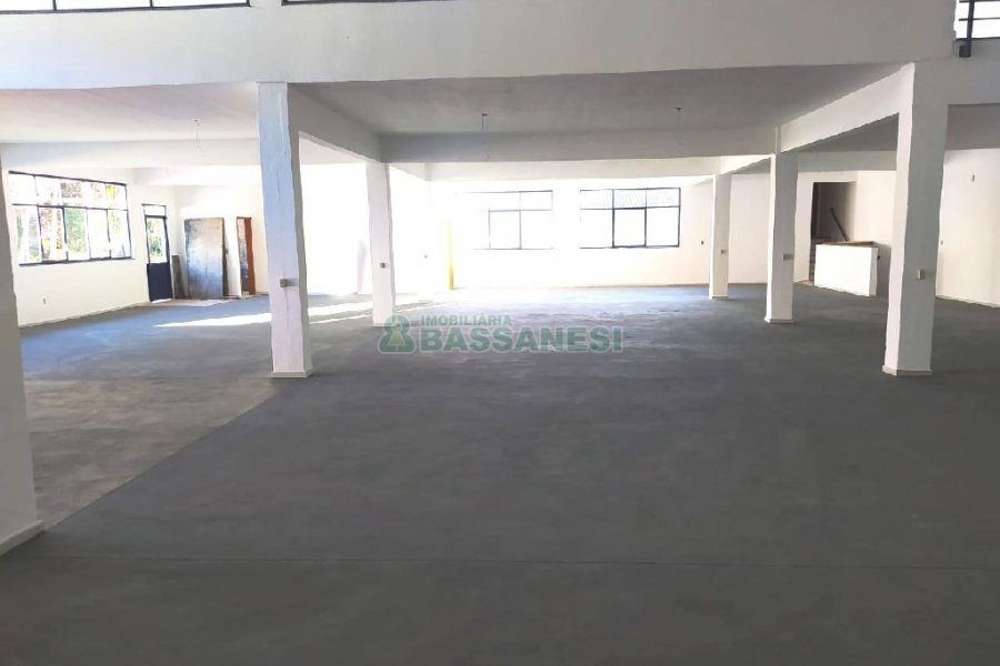 Pavilhão com 1400m², 15 vagas, no bairro Ana Rech em Caxias do Sul para Alugar