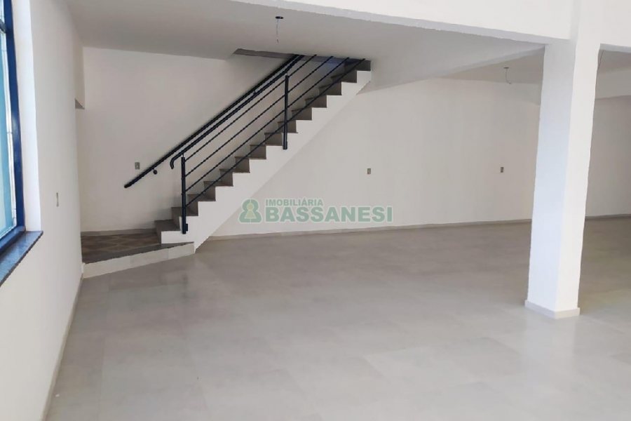 Pavilhão com 1400m², 15 vagas, no bairro Ana Rech em Caxias do Sul para Alugar