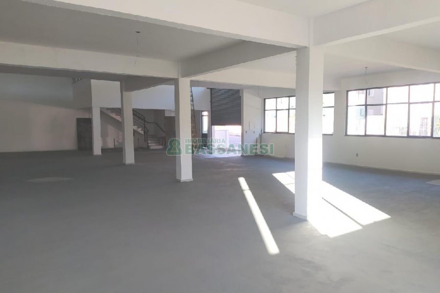 Pavilhão com 1400m², 15 vagas, no bairro Ana Rech em Caxias do Sul para Alugar