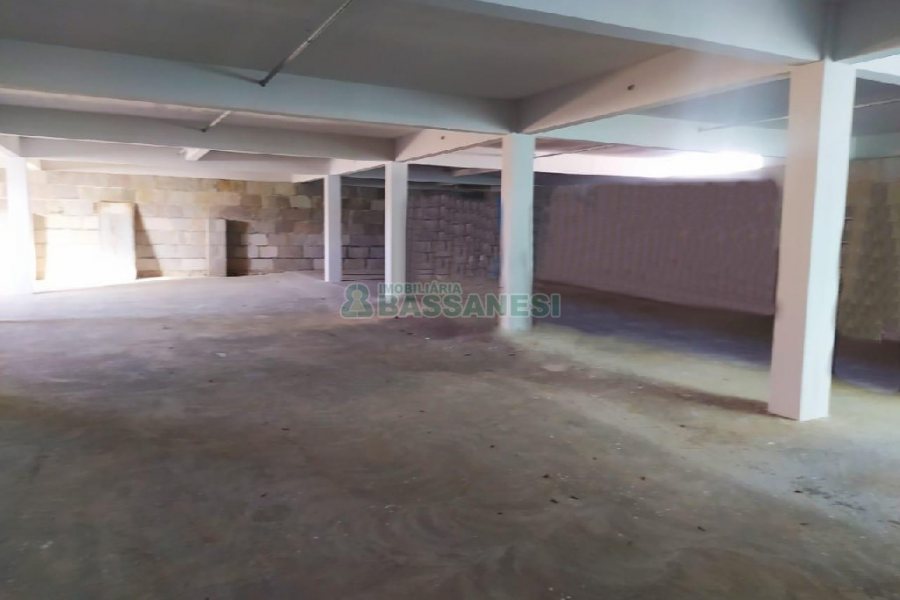 Pavilhão com 1400m², 15 vagas, no bairro Ana Rech em Caxias do Sul para Alugar